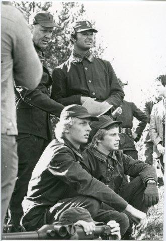 Öv Bengt Sjöberg berättar för Kung Carl Gustaf om en gruppinriktad övning i avst.bedömning 1976.jpg